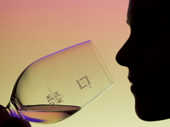 Homme boit un verre de vin qui contient des sulfites